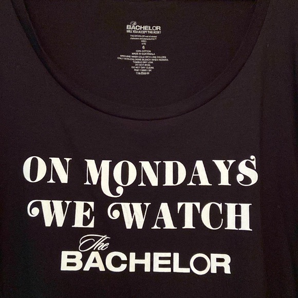 Torrid Batchelor tee size 6 🌹 - Picture 2 of 2